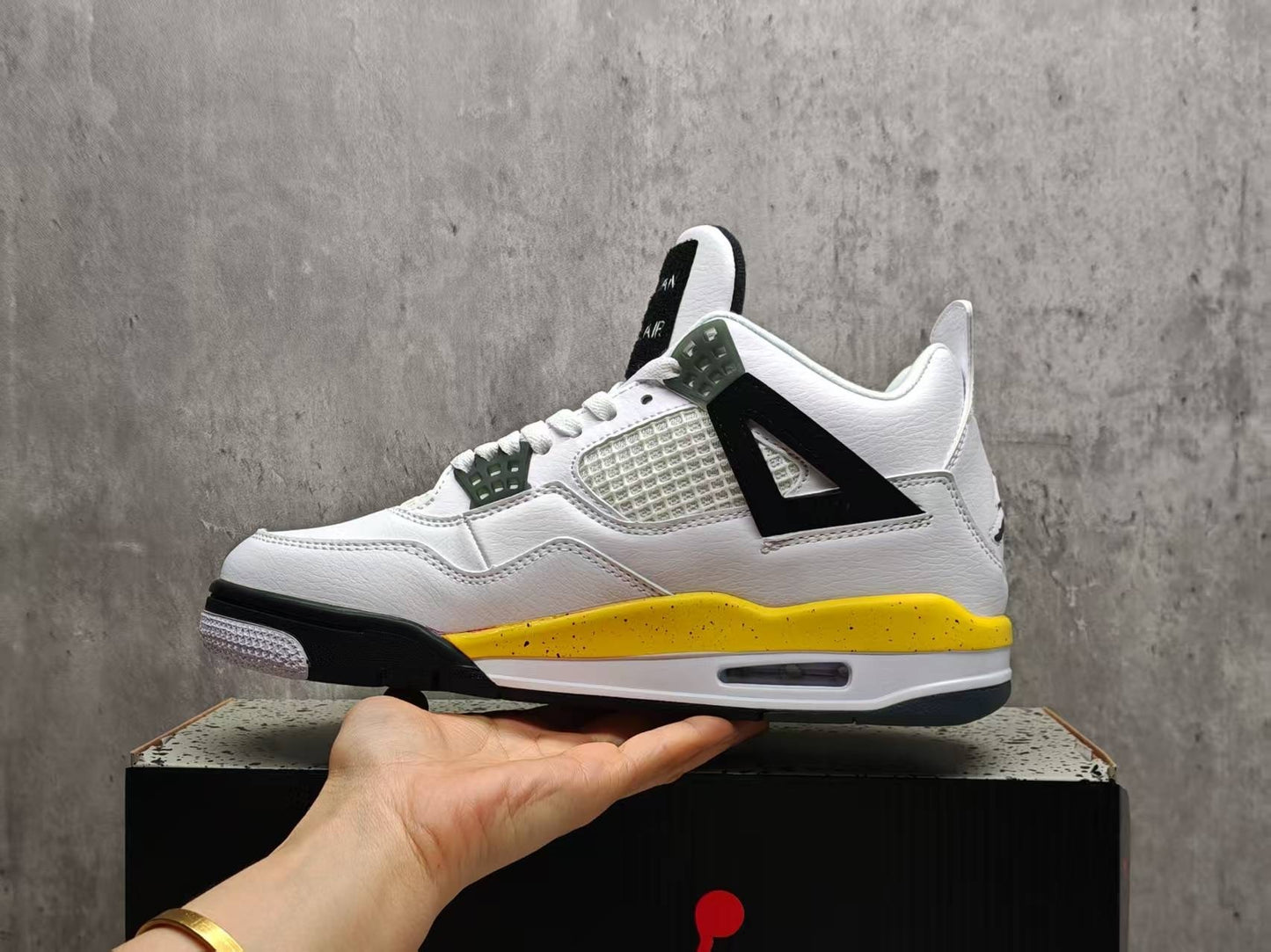 Air Jordan 4 Retro 'Lightning'
